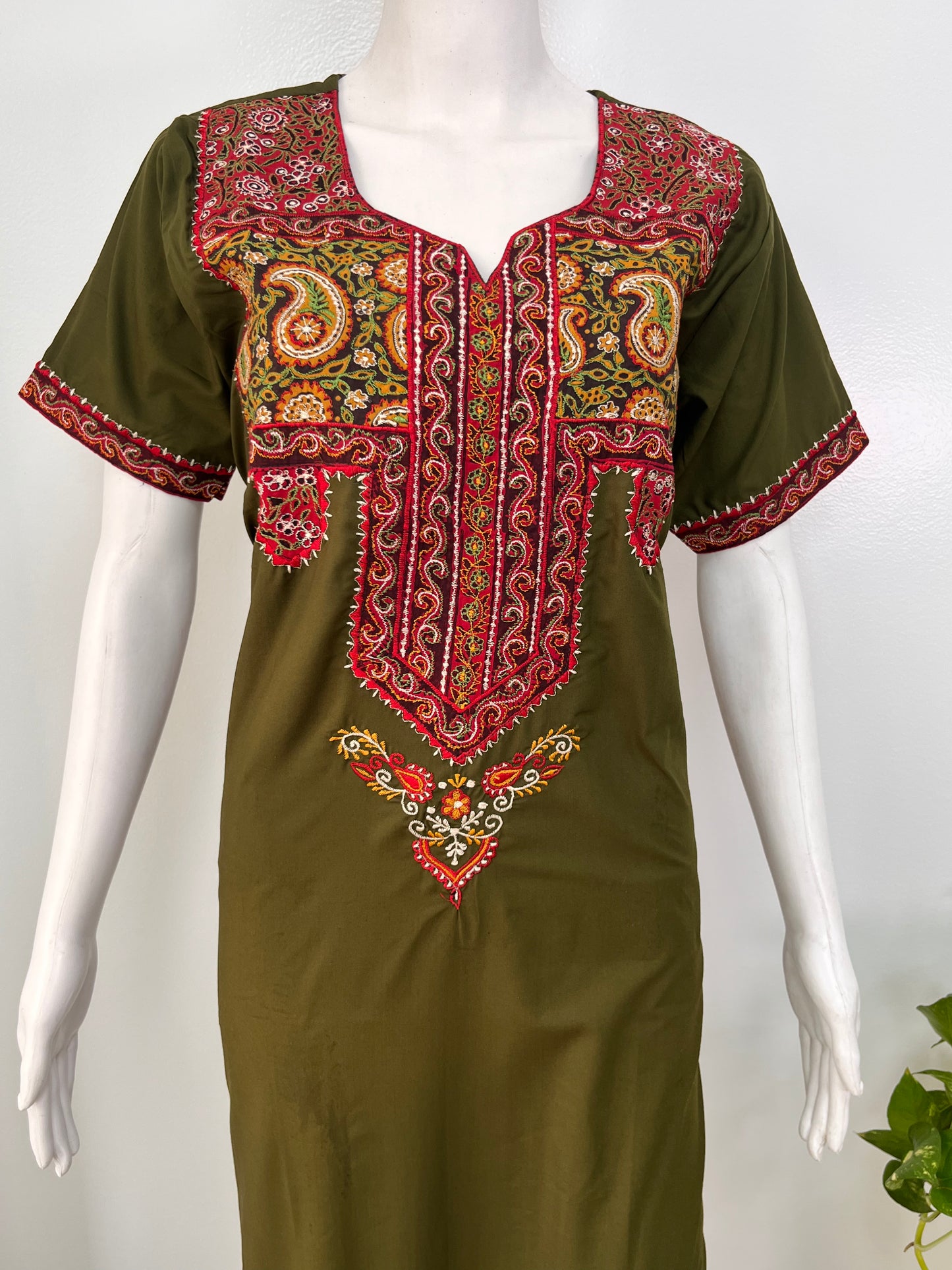 Bizzylizzy nighty for women with floral embroidery and pocket