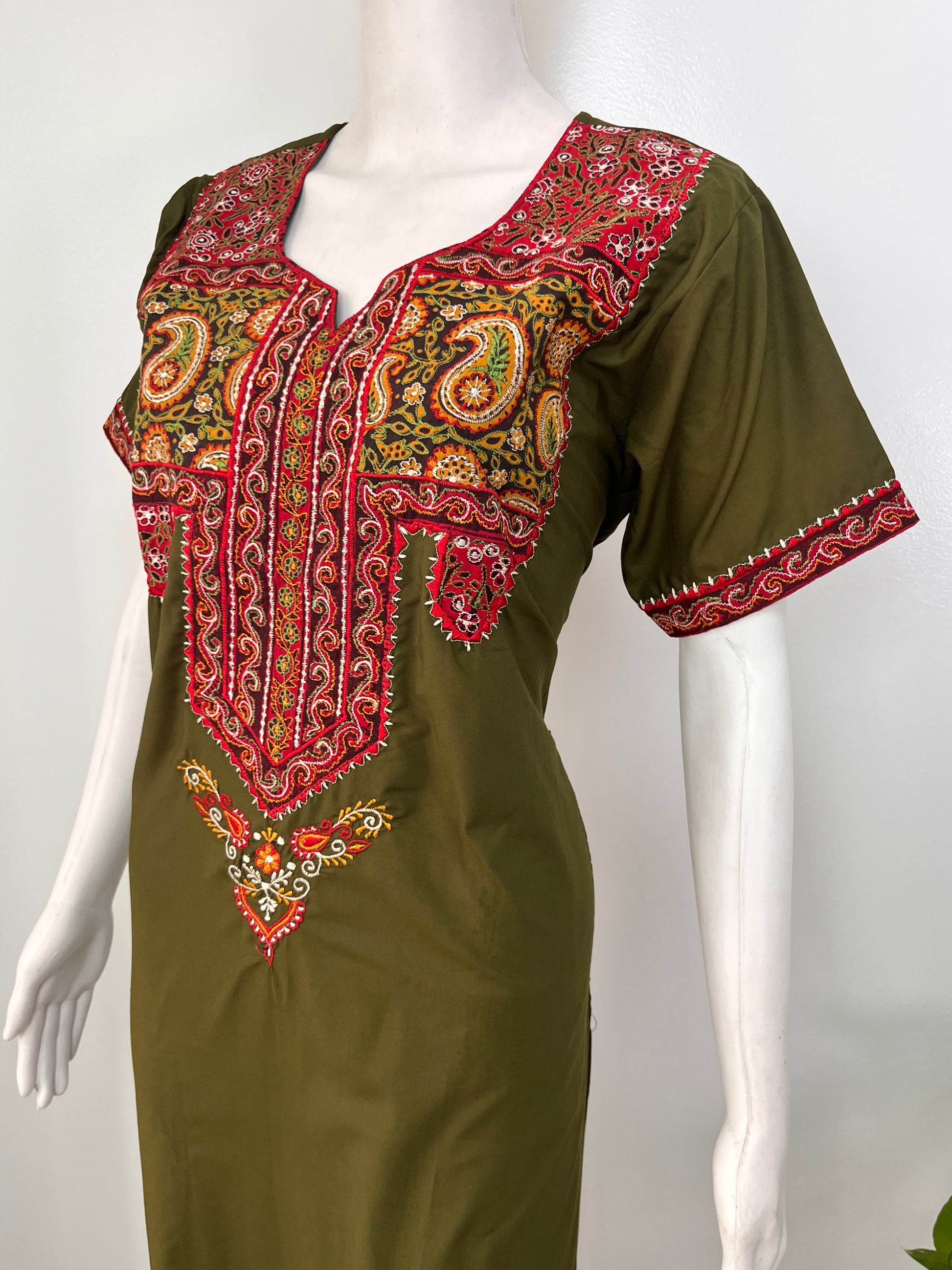 Bizzylizzy nighty for women with floral embroidery and pocket