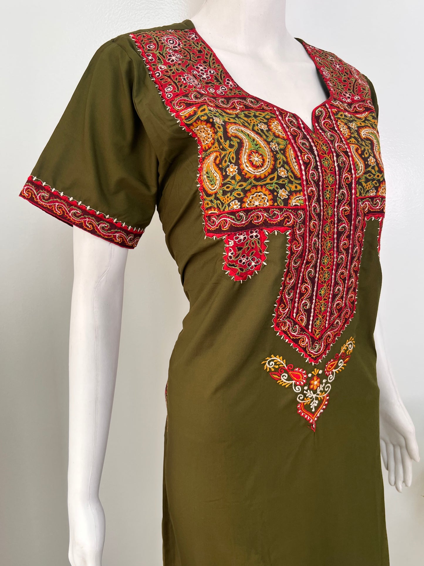 Bizzylizzy nighty for women with floral embroidery and pocket