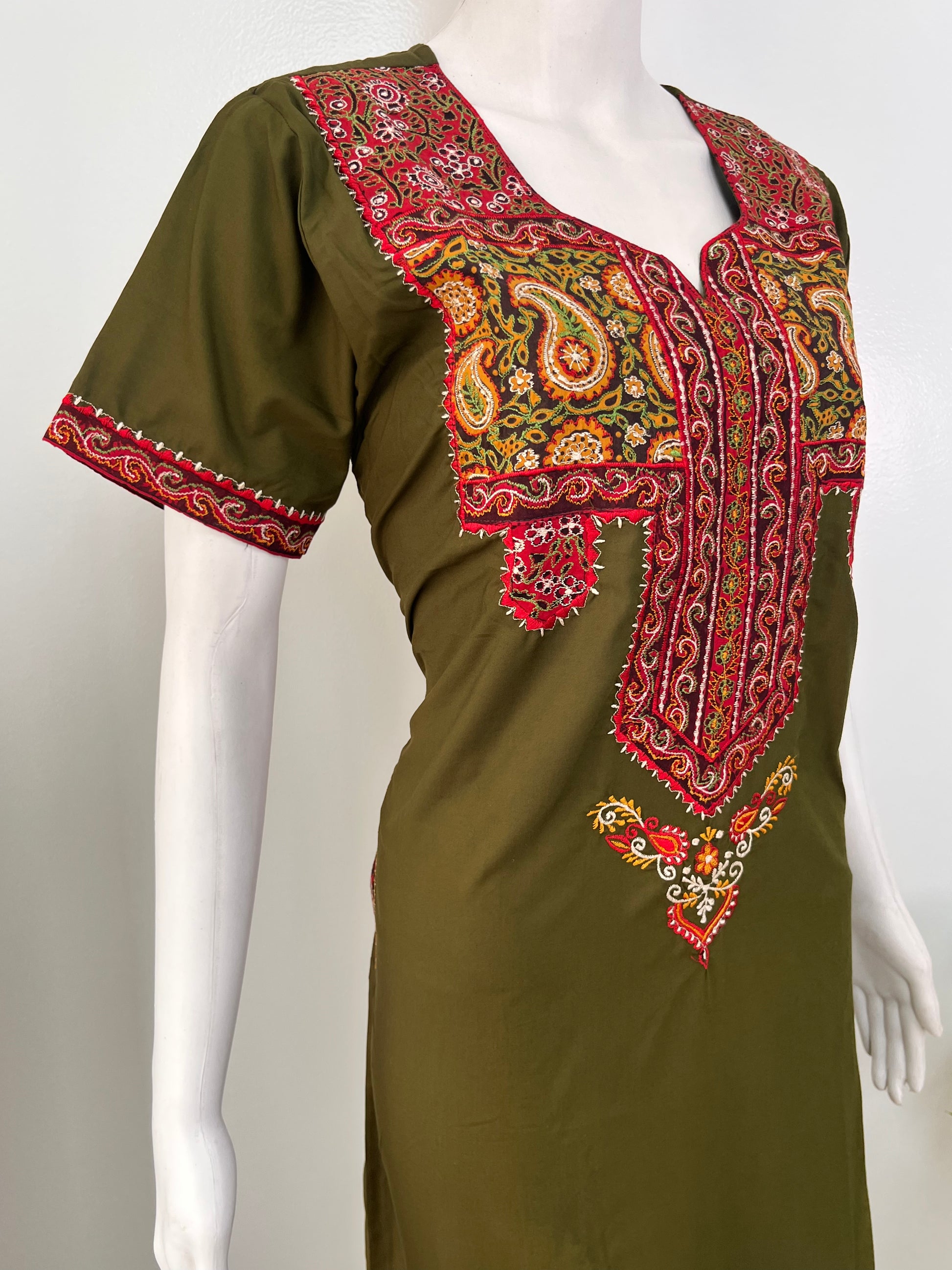 Bizzylizzy nighty for women with floral embroidery and pocket