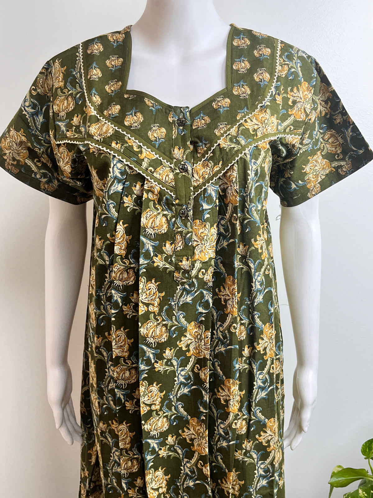 Graceful Floral Cotton Nightgown Breathable & Easy-Fit Sleepwear
