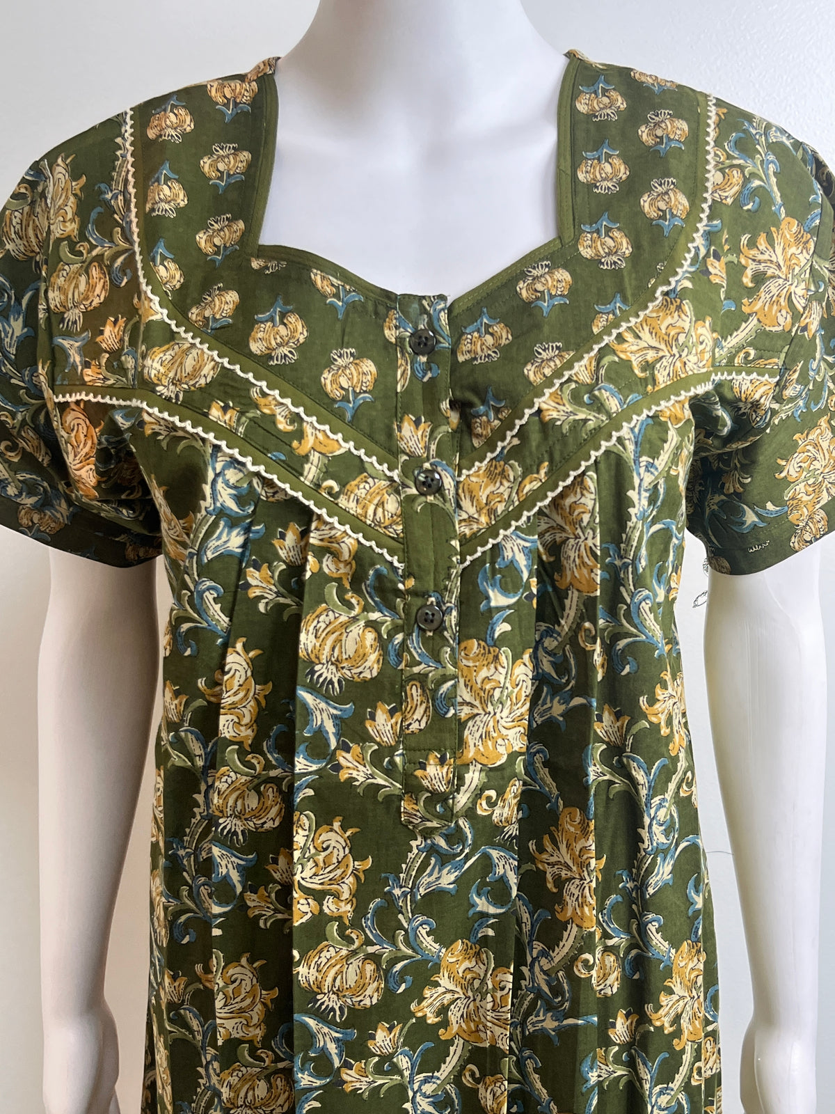 Graceful Floral Cotton Nightgown Breathable & Easy-Fit Sleepwear