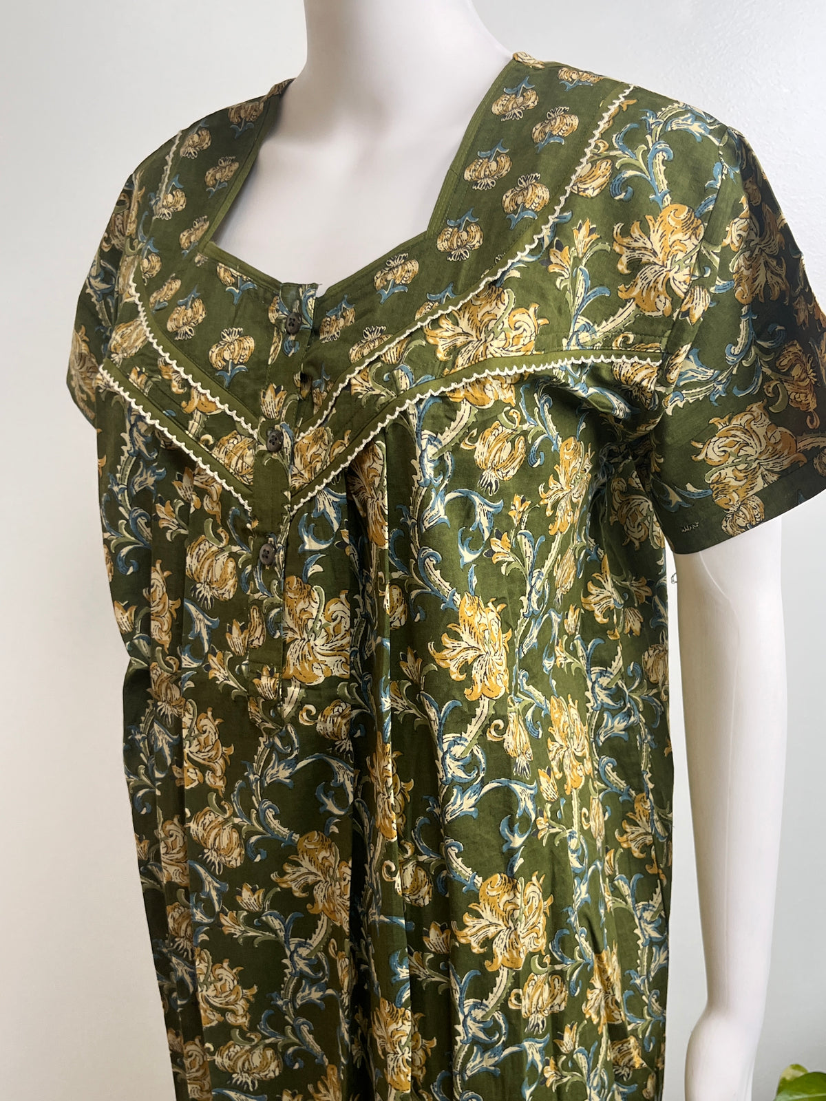 Graceful Floral Cotton Nightgown Breathable & Easy-Fit Sleepwear